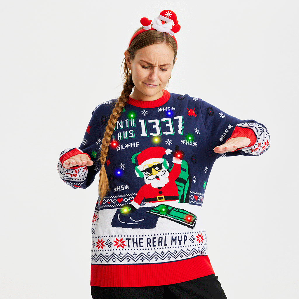 Eine Frau trägt einen Weihnachtspulli mit dem Zitat